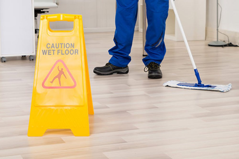 Medewerker van Vedinet dweilt de vloer bij een opleveringsschoonmaak